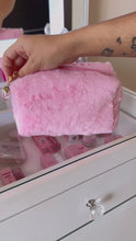 비디오를 갤러리 뷰어 “Pretty in pink” Makeup Kit에 로드 및 재생
